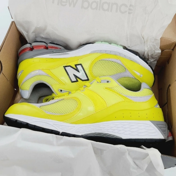 - New Balance 2002R Yellow Lime M2002RLC Men\'s Size 8 women\'s 10 Running main image 8